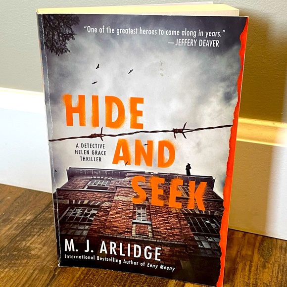 👓 3 for $25 👓 Hide and Seek book by M.J. Arlidge - Picture 1 of 2